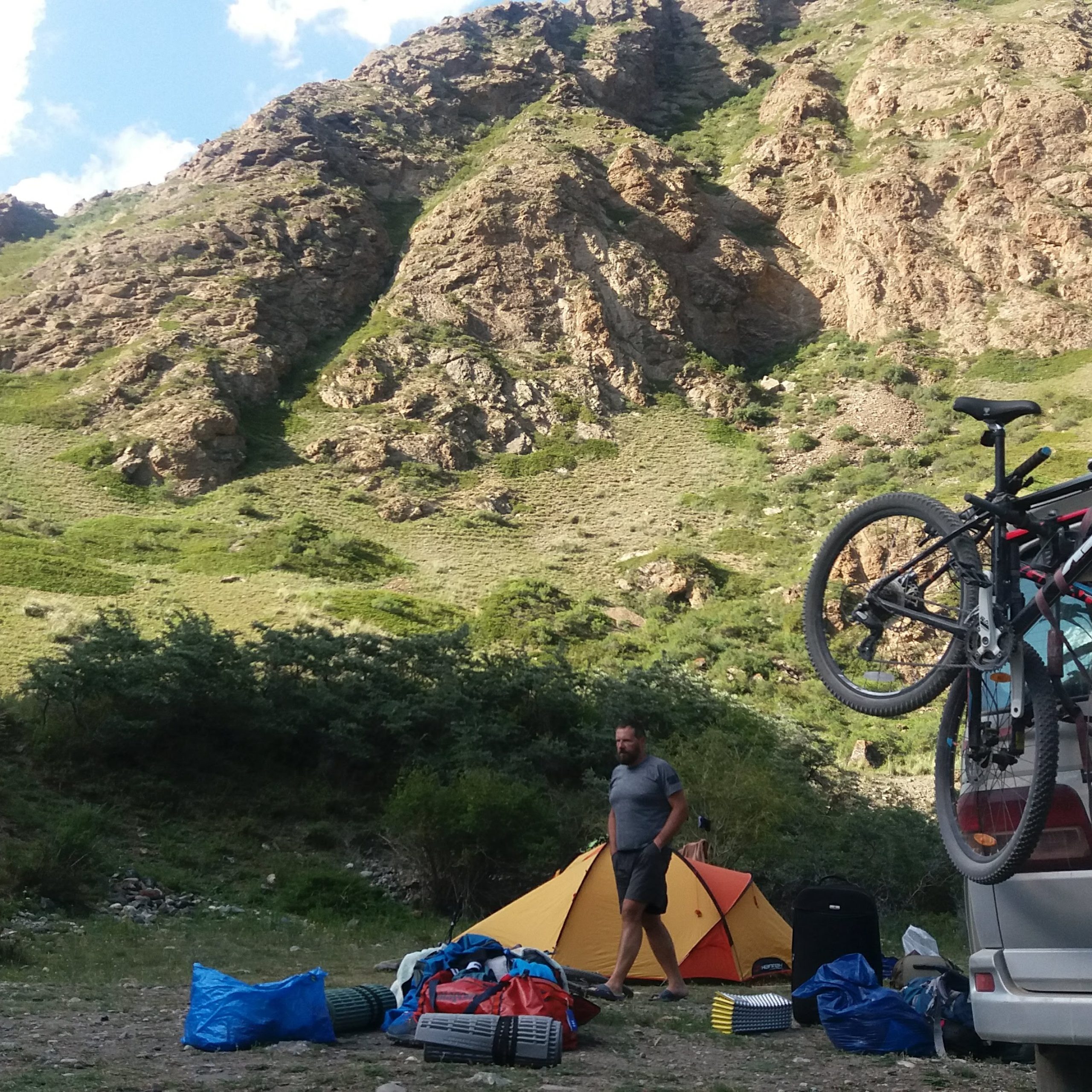 Eki-Naryn tarpeklis ir nacionaliniai parkai