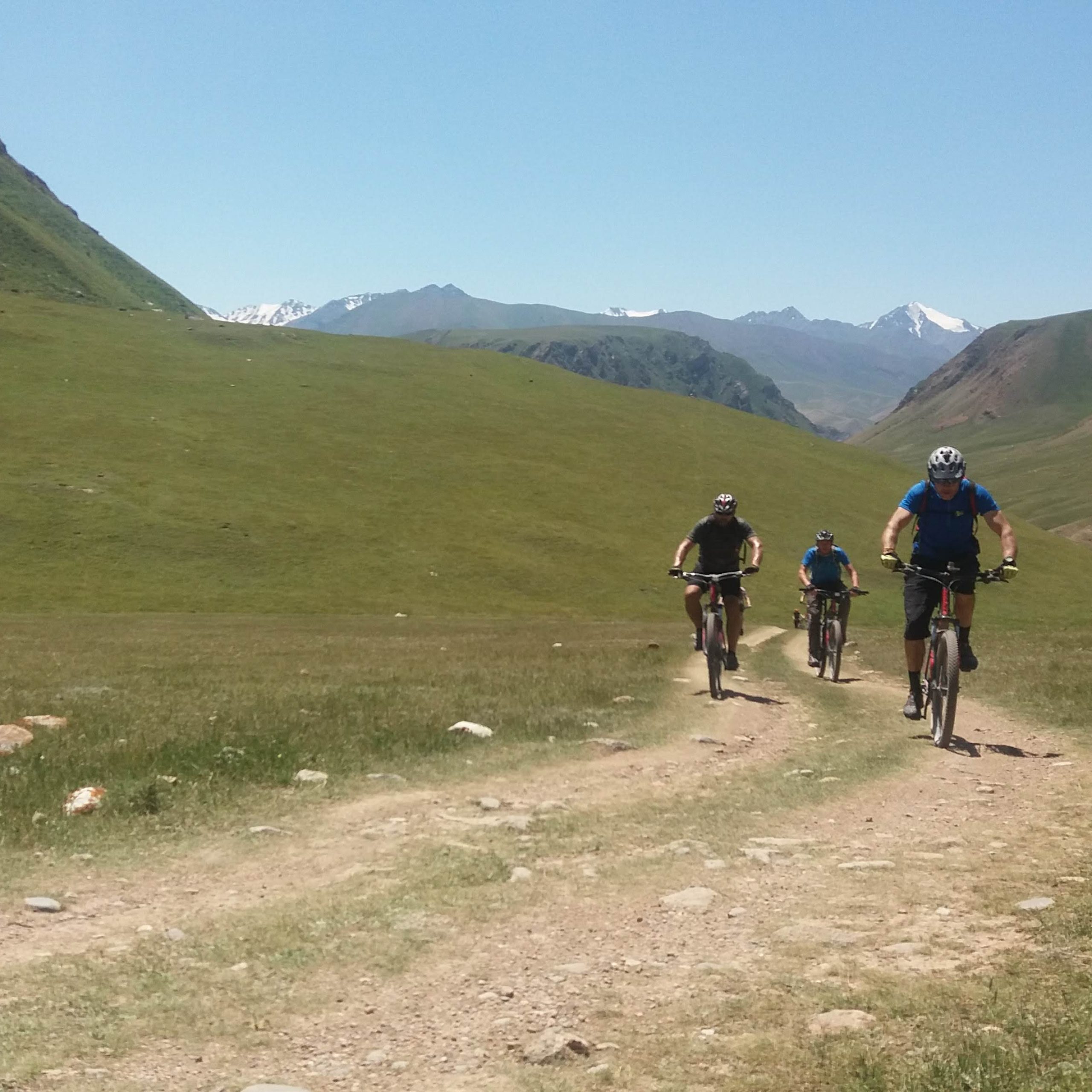 Snieguoti kalnai ir Son-Kul ežeras